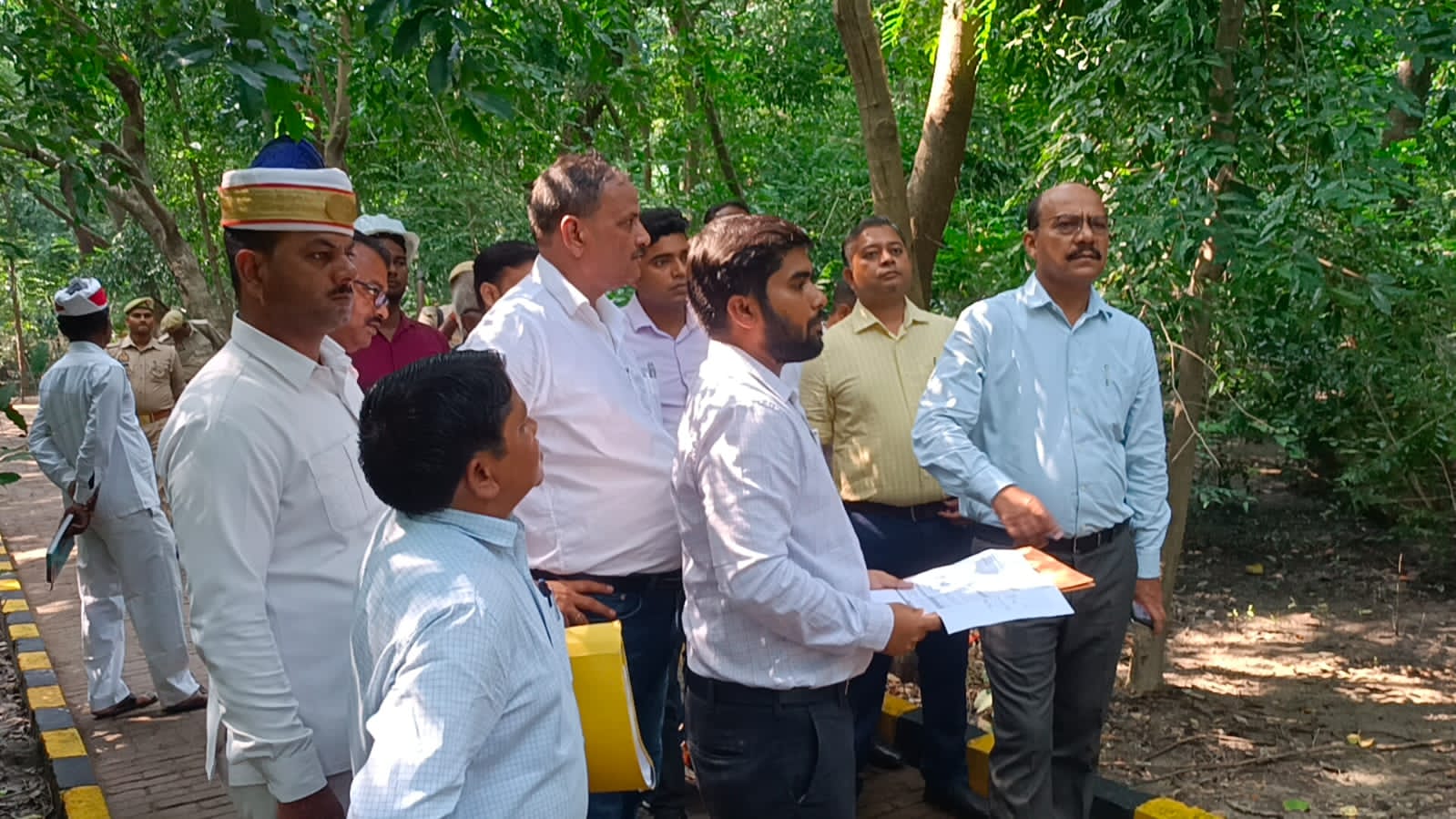 कुशीनगर में चल रहे विकास कार्यों का जिलाधिकारी ने किया स्थलीय निरीक्षण, दिया आवश्यक निर्देश