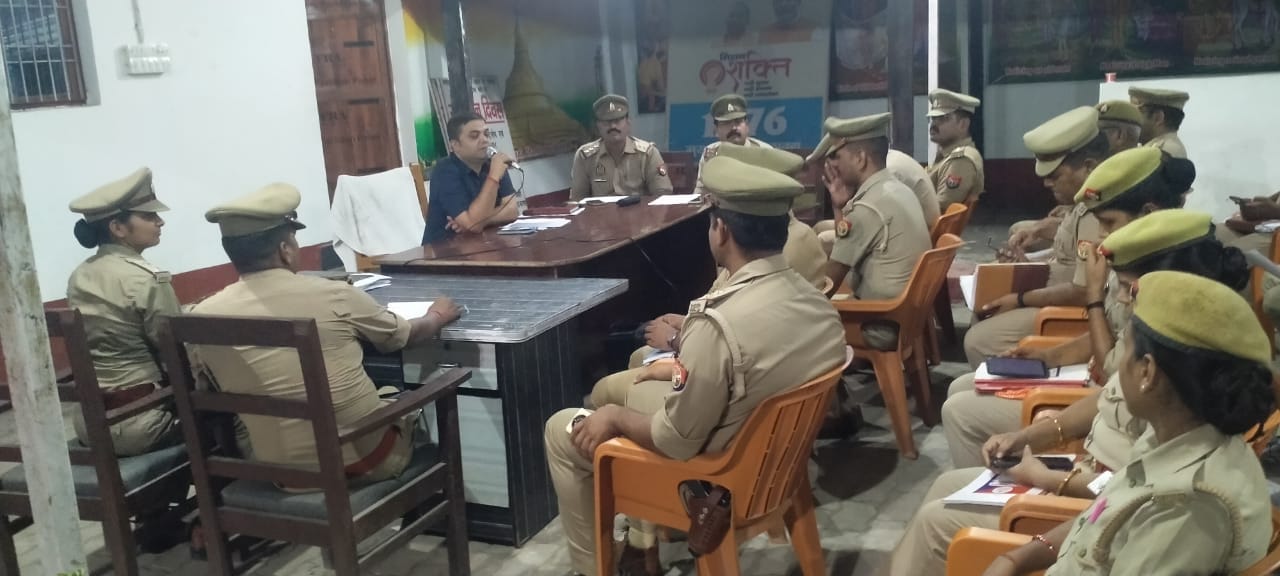 सीओ कुंदन सिंह ने थाना कसया व हाटा के पुलिसकर्मियों के साथ की बैठक