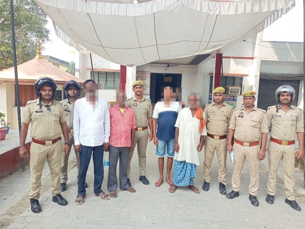 थाना कोतवाली पडरौना पुलिस द्वारा 04 नफर वारंटी अभियुक्तों को किया गया गिरफ्तार