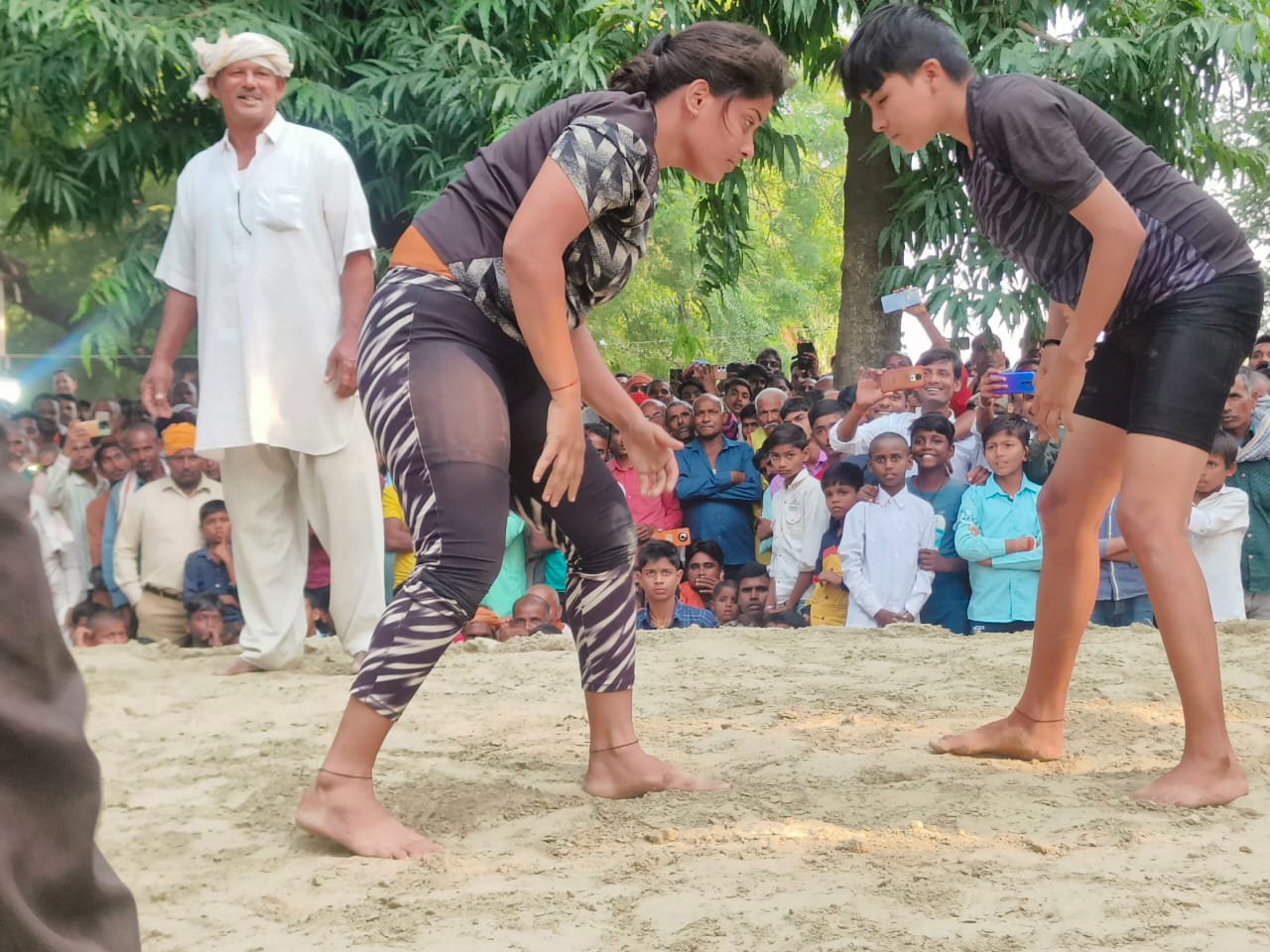 बलिया की महिला पहलवान सुरभि ने कानपुर की काजल को दिखाया आसमान
