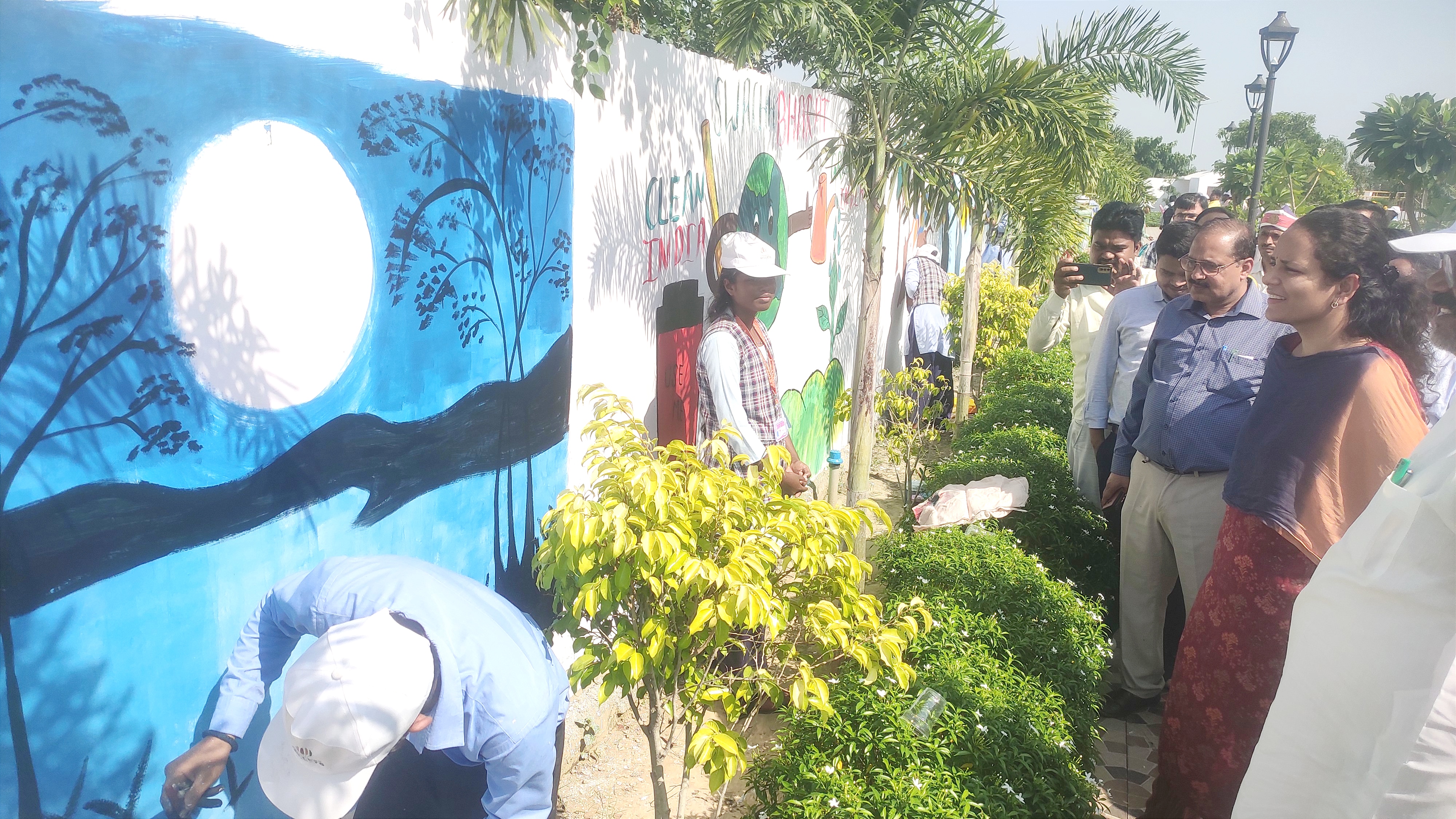 पुरस्कार मिला तो खिल गया प्रतिभागियों का चेहरा