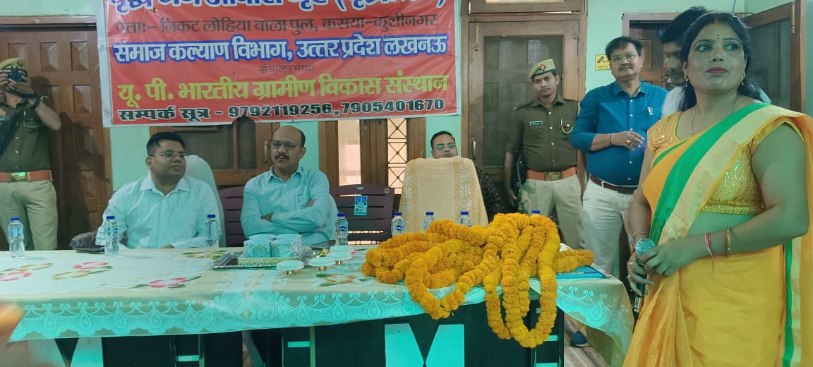 डीएम व एसपी ने वृद्ध जनों संग दीपावली की खुशियाँ बांटी 