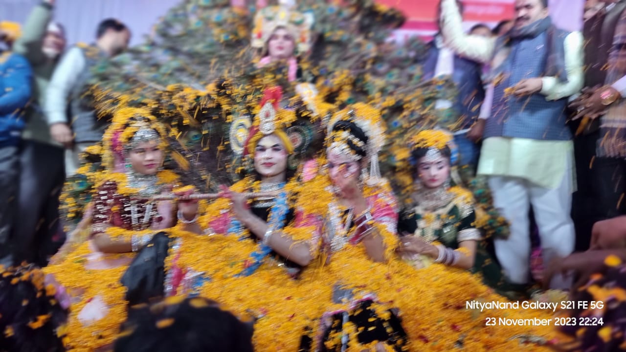 राधा-कृष्ण पर फूलों की वर्षा, जयकारे से गूंजा वातावरण