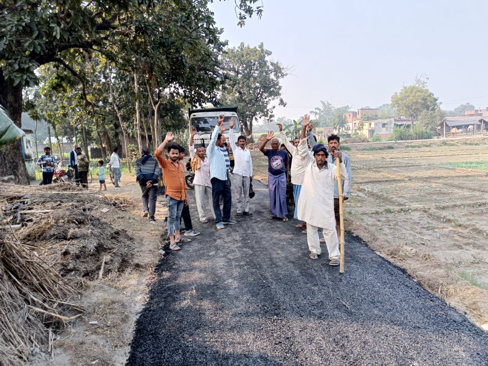 गुणवत्ता को लेकर ग्रामीणों ने किया प्रदर्शन, रोका निर्माण कार्य