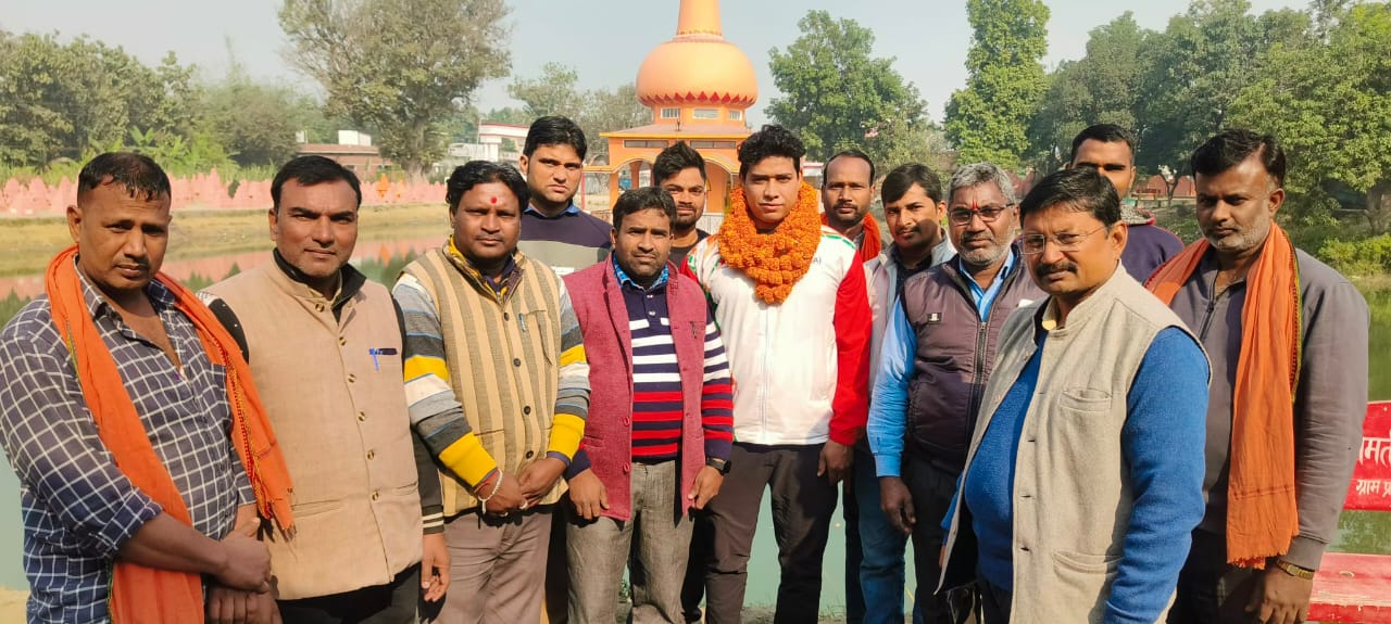 गांव आए अंतर्राष्ट्रीय बाक्सिंग कोच का सम्मान, फूलमालाओं से लादा