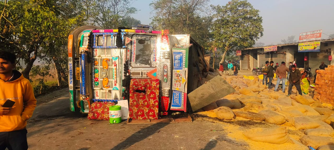 सड़क पर पलटा ट्रक, बड़े वाहनों का आवागमन बाधित