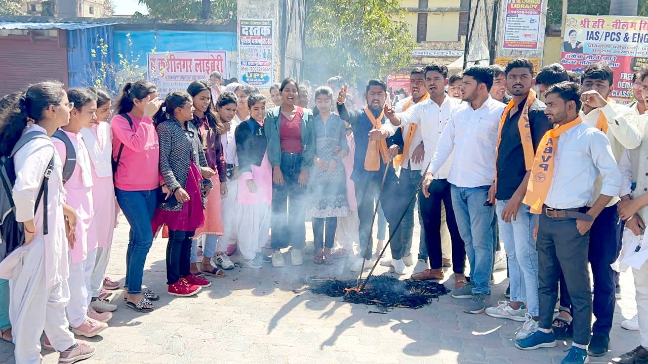 एबीवीपी ने संदेशखाली की घटना को लेकर ममता बनर्जी का फूंका पुतला