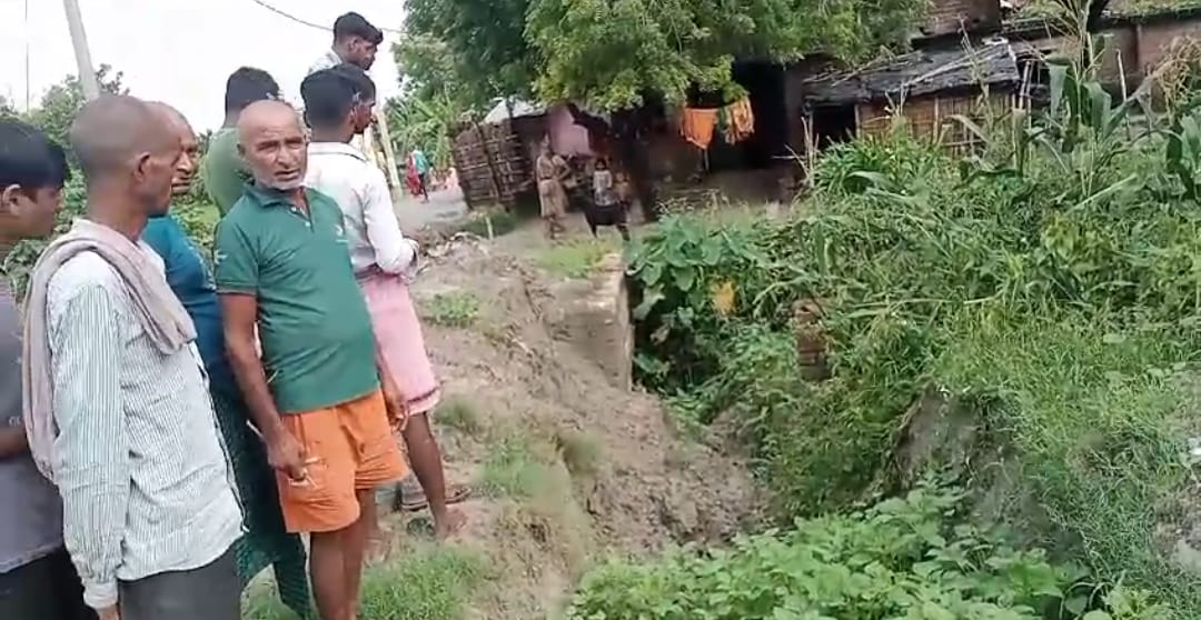 दबंगों ने बंद किया पुलिया का मुंह, निकासी न होने से बारिश के पानी से दुश्वारी