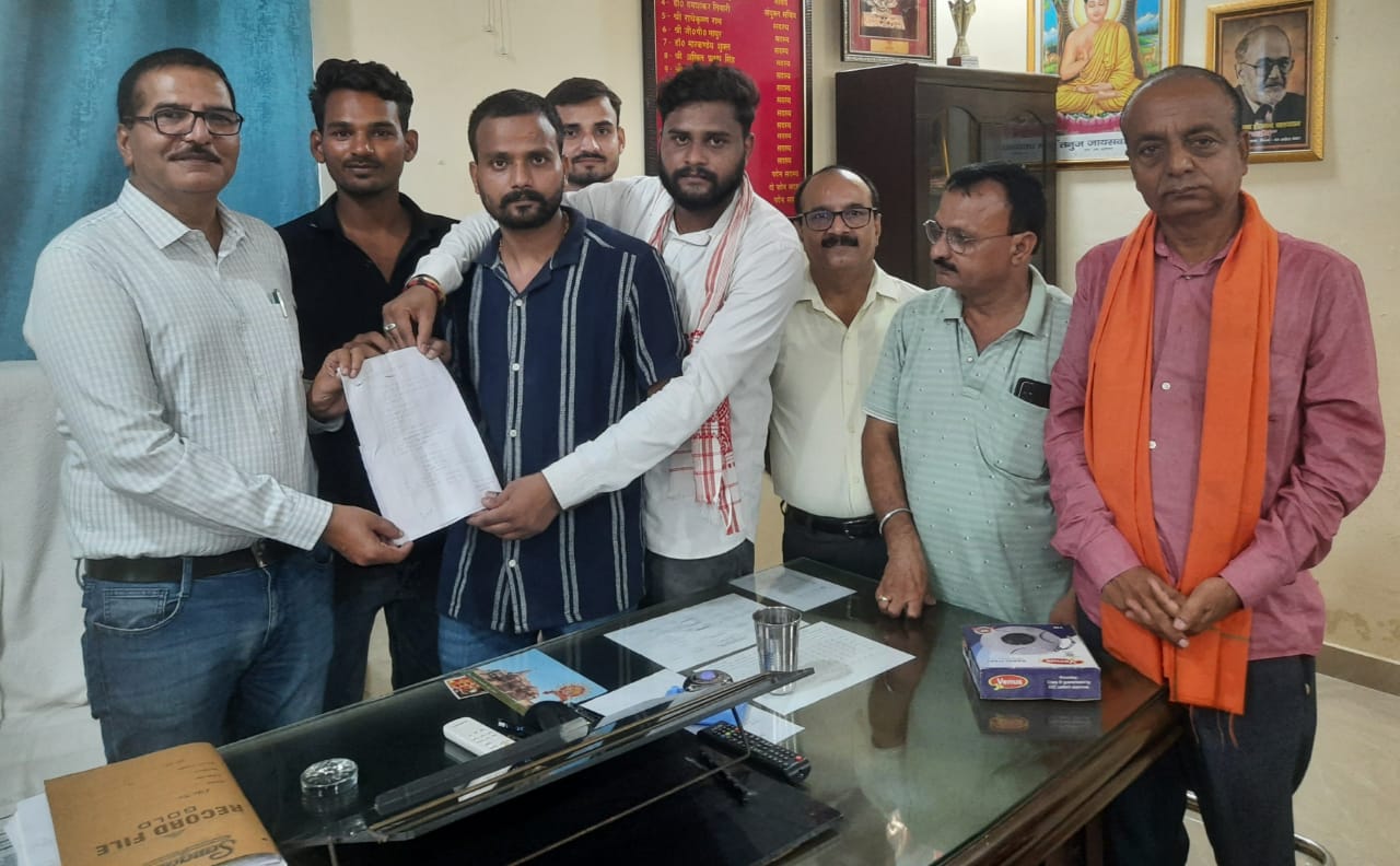 छात्र संघ चुनाव की मांग को लेकर छात्रों ने की तालाबंदी 