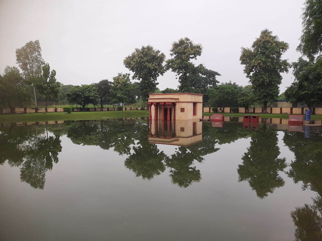 माथाकुंवर बुद्ध मंदिर में घुसा पानी, पर्यटक परेशान