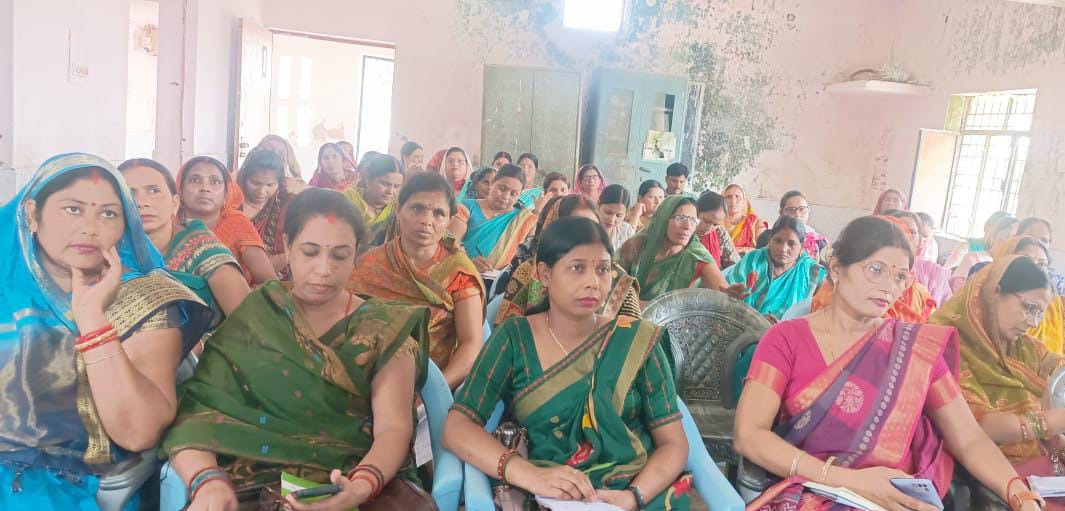 संदर्शिका और कार्यपुस्तिका के ट्रैकर का अवलोकन करने के लिए प्रशिक्षित हुए शिक्षक