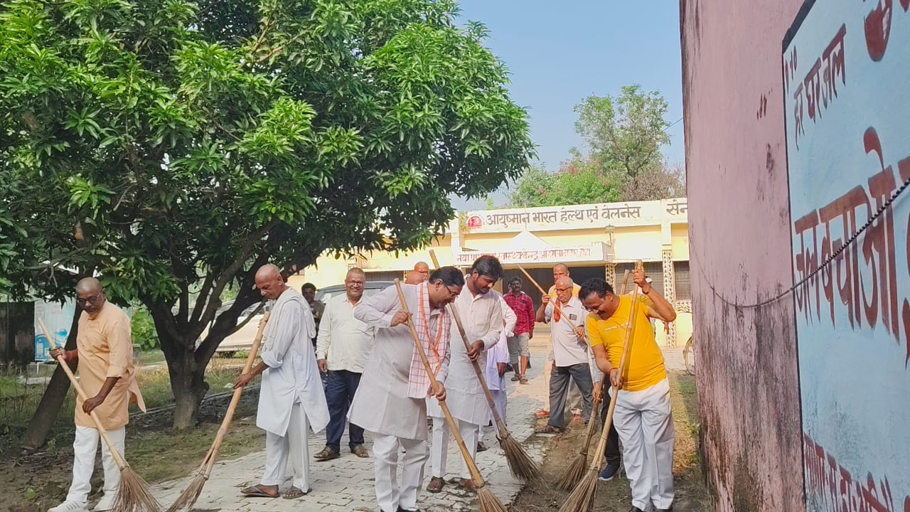 राष्ट्रपिता महात्मा गांधी की जयंती पर चलाया गया सफाई अभियान