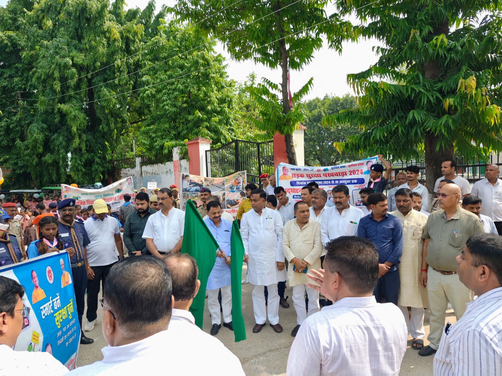 सड़क सुरक्षा पखवाड़ा का सांसद, विधायक व डीएम ने हरी झंडी दिखाकर किया शुभारंभ