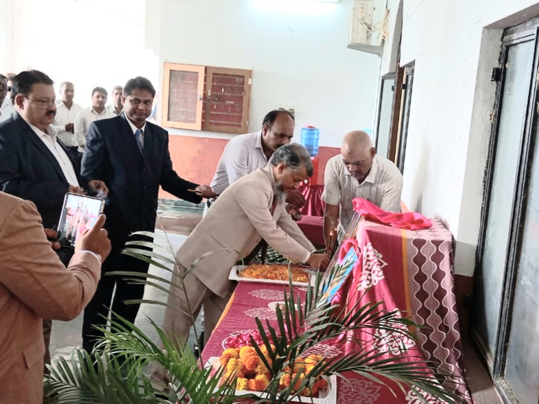 दीवानी न्यायालय परिसर में महात्मा गांधी एवं पूर्व प्रधानमंत्री लालबहादुर शास्त्री की मनायी गई जयंती