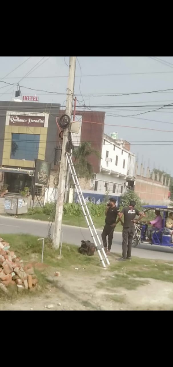 विद्युत पोल पर वाई -फाई तार से बिजली बाधित होने का लगाया आरोप