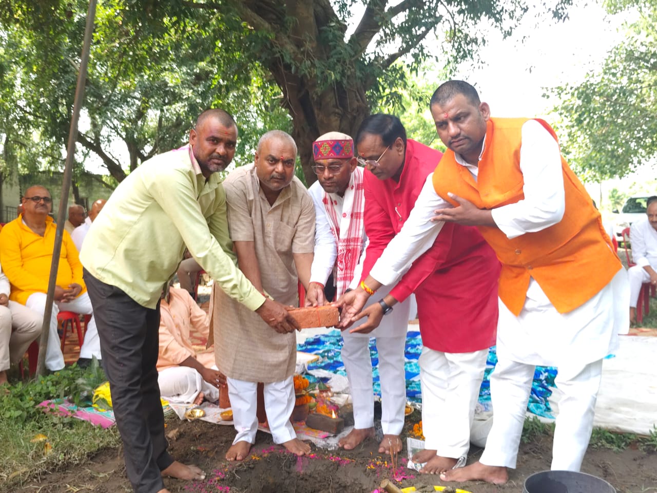 स्वतंत्रता संग्राम सेनानी स्व. बाबू गेंदा सिंह की मूर्ति स्थापना हेतु किया गया भूमि पूजन