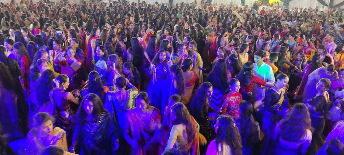 नवरात्रि उत्सव में छात्राओं की प्रस्तुतियों ने दर्शकों का मोह लिया मन