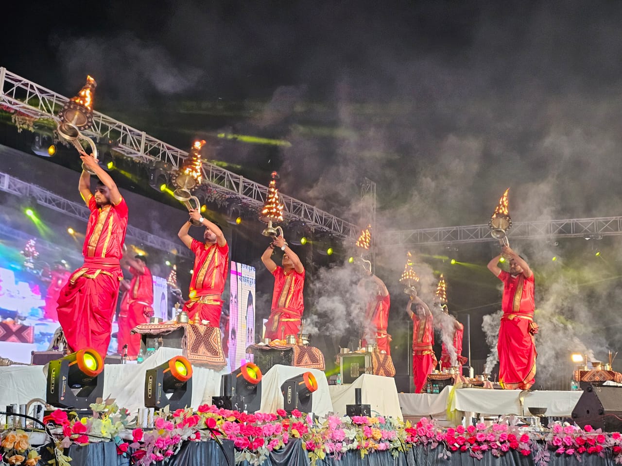 वाराणसी के पुरोहितों द्वारा महाआरती व स्वाती मिश्रा के भजनों के साथ हुआ नवरात्रि उत्सव का समापन