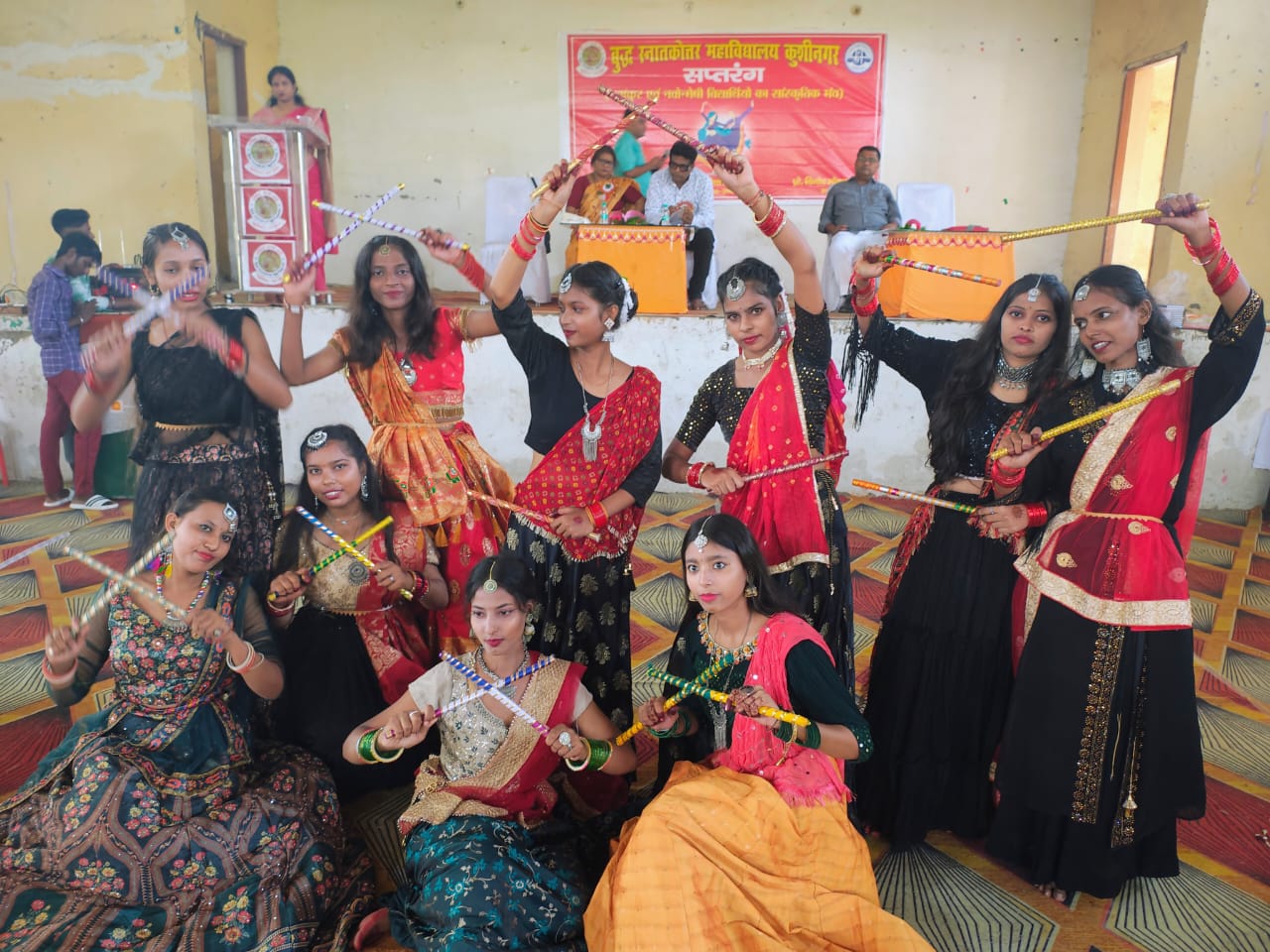 डांडिया नृत्य समूह प्रतियोगिता में सफल ग्रुप को किया गया सम्मानित
