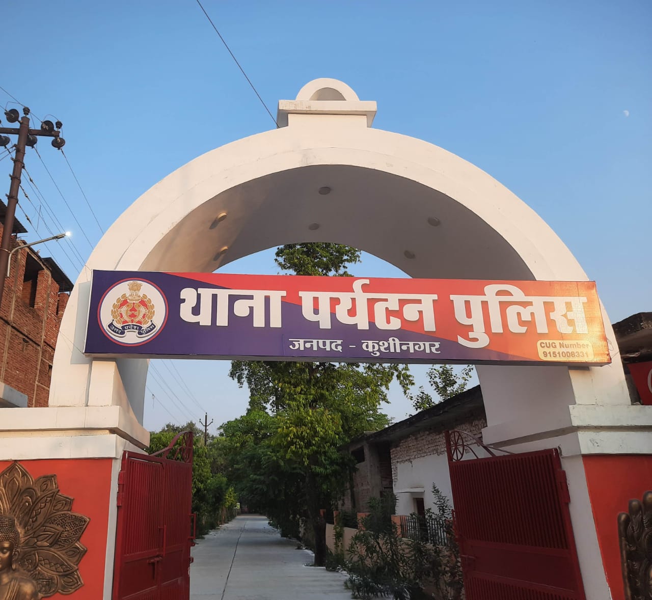 बौद्ध विपश्यना उपवन के गेट पर पर्यटन पुलिस का कब्जा