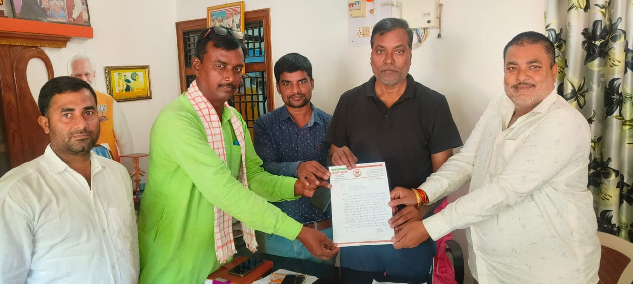 जन्म प्रमाणपत्र निर्गत होने में दुश्वारी, ग्रामीणों ने विधायक को सौंपा ज्ञापन