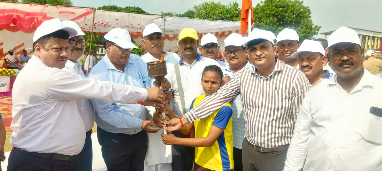 29 वीं जनपदीय बेसिक बाल क्रीड़ा प्रतियोगिता में बाल खिलाड़ियों ने बटोरे पदक 👉 दो दिवसीय क्रीड़ा प्रतियोगिता व शैक्षिक समारोह 👉जिला स्टेडियम में प्रतिभाग कर रहीं जनपद की सभी छह तहसीलें
