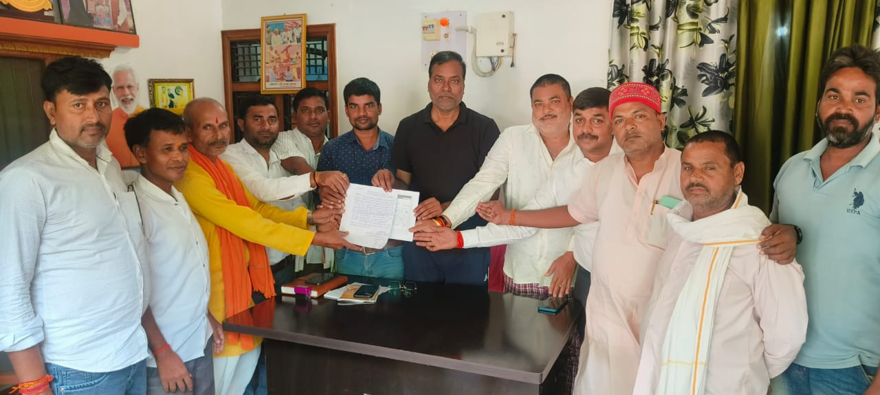 ग्रामीणों ने विधायक से कहा सवा सौ वर्ष पुराने शिवमंदिर के परिसर का हो सुंदरीकरण करण 👉 क्षेत्रीय विधायक सुरेंद्र सिंह कुशवाहा को ज्ञापन सौंपा 👉 यज्ञशाला, मेला परिसर में खड़ंजा या इंटरलाकिंग धर्मशाला, रैन बसेरा, हाईमास्ट लाईट, पेयजल की हो व्यवस्...