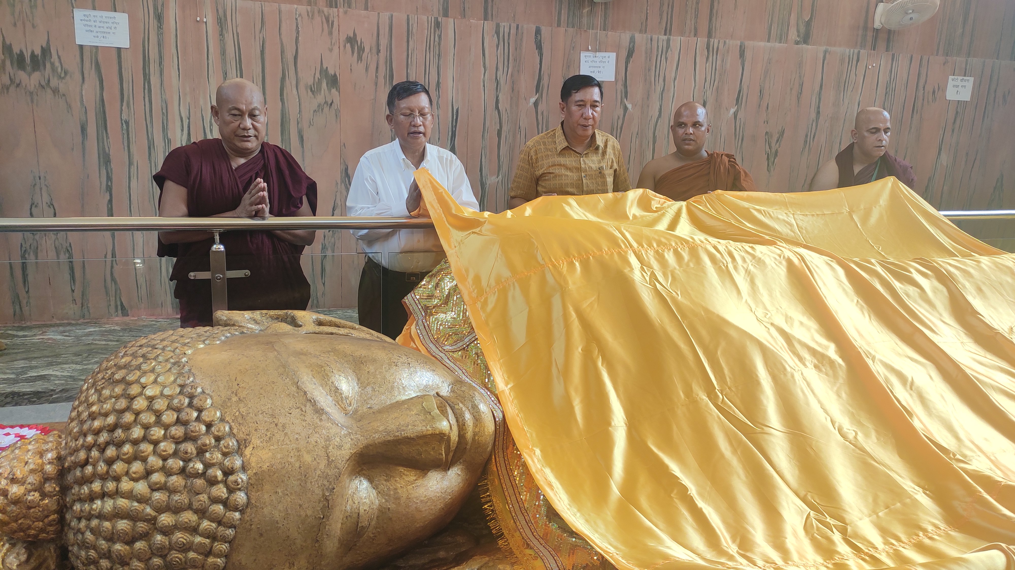 म्यांमार मंत्री ने महापरिनिर्वाण मन्दिर का किया दर्शन, चढ़ाया चीवर