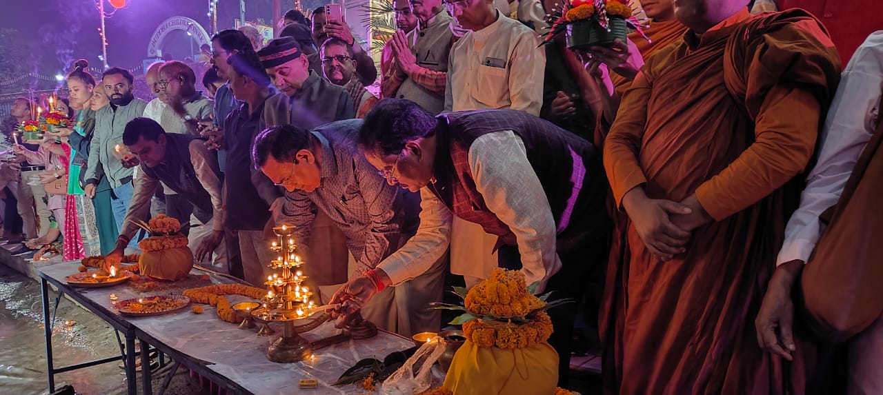 👉25 हजार दीपों से जगमग हुआ बुद्धा घाट 👉देव दीपावली सनातन पंथ व संस्कृति में प्रमुख पर्व: रजनीकांत मणि 👉वाइटल केयर फाउंडेशन के तत्वाधन में  बुद्धा घाट पर देव दीपावली व दीपदान महोत्सव
