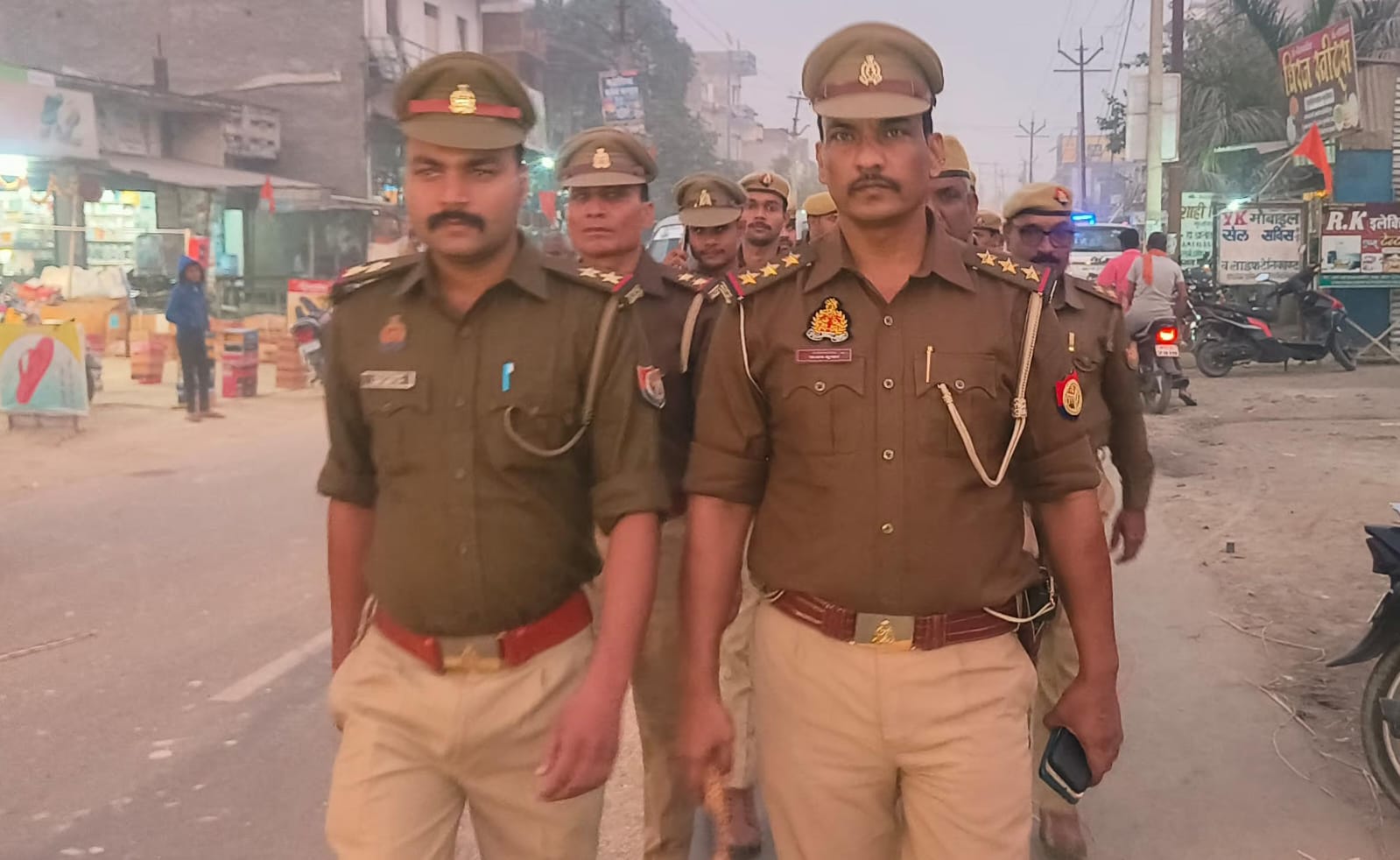 अमन शांति व कानून व्यवस्था बनाए रखने के लिए पुलिस ने किया मार्च पास्ट 👉 किसी भी संदिग्ध वस्तु या व्यक्ति को देखे जाने पर तत्काल पुलिस को करें सूचित 👉 अराजक तत्व व माहौल खराब करने की कोशिश करने वालों को कड़ा संदेश