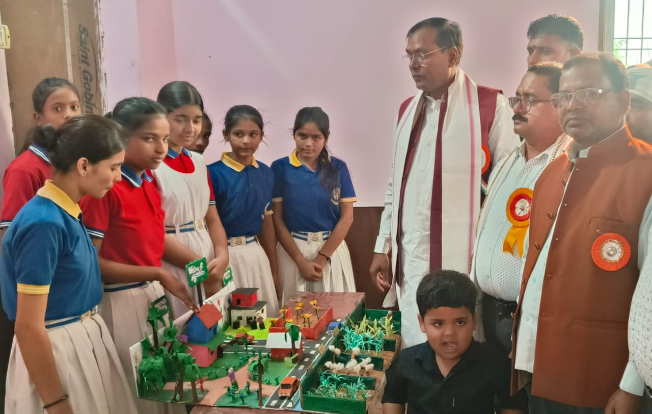 विधायक ने विज्ञान प्रदर्शनी में छात्रों के प्रोजेक्ट को सराहा, वैज्ञानिक सोच से हुए प्रभावित 👉दो दिवसीय वार्षिक खेल प्रतियोगिता व विज्ञान प्रदर्शनी का प्रथम दिन 👉 50 मीटर दौड़ प्रतियोगिता के बालक वर्ग में सत्यम प्रथम, नीरज द्वितीय व पीयूष तृती...