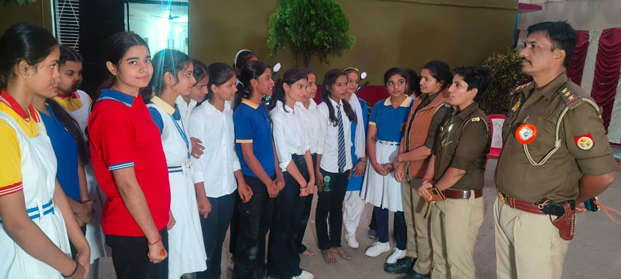 मिशन शक्ति के अंतर्गत छात्राओं को दिया सुरक्षा के टिप्स - अभियान 👉 सदैव रहें निर्भीक व सक्रिय रहे, घटना का अंदेशा होने पर अभिभावक को दे जानकारी 👉 बेझिझक हेल्पलाइन नंबरों का करें प्रयोग, गुप्त रहती है पहचान