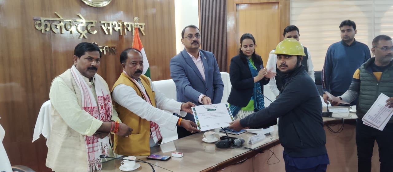 कलेक्ट्रेट सभागार में मनाया गया संविधान दिवस  👉संविधान दिवस के अवसर पर कलेक्ट्रेट में उपस्थित सभी अधिकारी एवं कर्मचारी गणों द्वारा देखा गया लाइव कार्यक्रम  👉संविधान दिवस पर / विधायक हाटा व रामकोला सहित डीएम/सीडीओ द्वारा भारत माता एवं डॉ0 भीमरा...