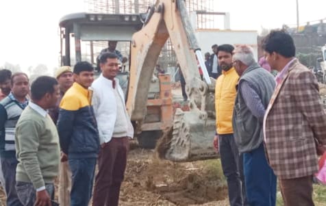 नायब तहसीलदार के नेतृत्व राजस्वकर्मियों ने हटवाया सरकारी भूमि से अतिक्रमण