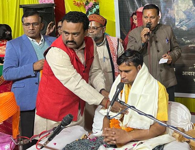 कृष्ण जन्मोत्सव का प्रसंग सुन हर्षित हुए श्रद्धालुओं ने बरसाए फूल 👉 सप्त दिवसीय संगीतमयी श्रीमद् भागवत कथा का चौथा दिन 👉 राम ने अपने आचरण से हर किसी के लिए दिया एक उदाहरण 👉 भगवान श्रीकृष्ण का चरित्र अत्यंत ही विलक्षण व कर्मयोगी