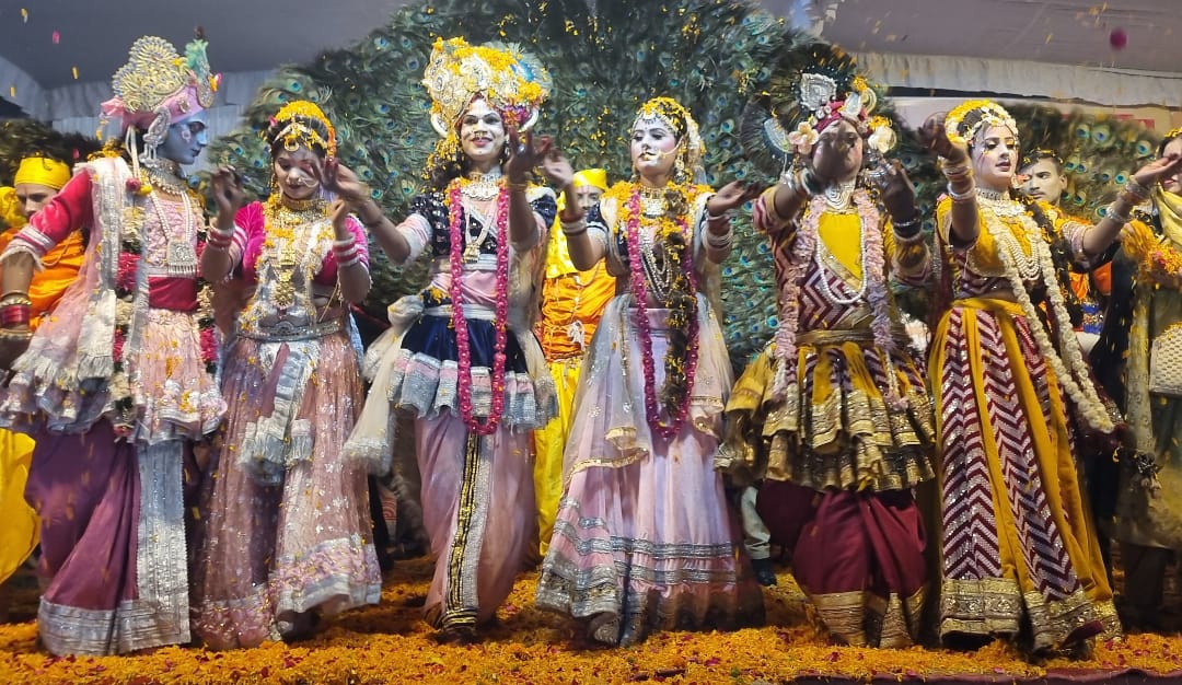 राधा-कृष्ण पर फूलों की वर्षा, जयकारे से गूंजा वातावरण  👉 कुशीनगर महोत्सव में कलाकारों की शानदार प्रस्तुति, भक्ति सागर में डूबे श्रद्धालु 👉 सामाजिक समरसता को प्रतिष्ठित कर रहा कुशीनगर महोत्सव : विनय 👉 एमएलसी रतनपाल सिंह ने हनुमान सरोवर के सुंद...