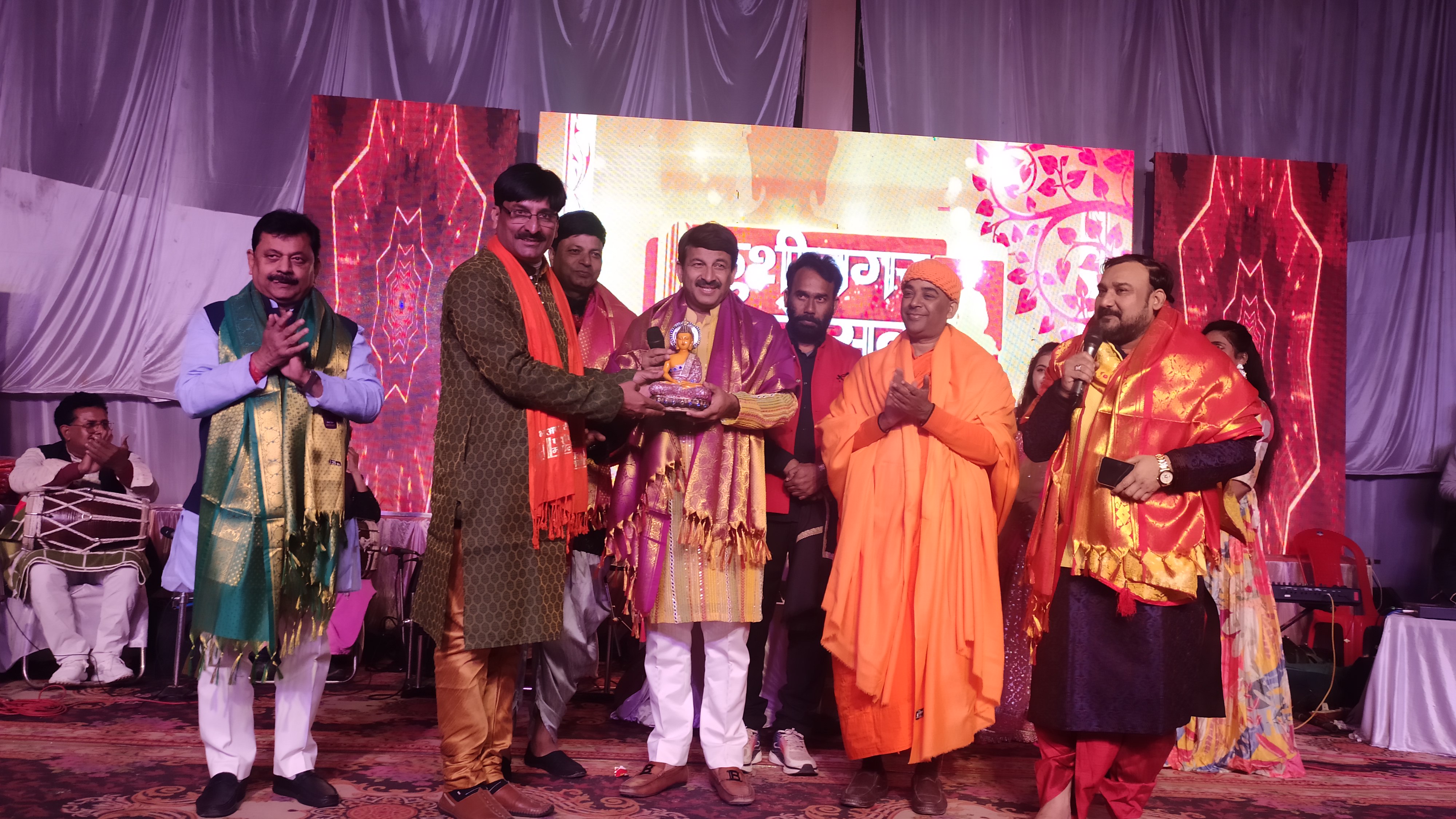 सुप्रसिद्ध गायक मनोज तिवारी मृदुल व गोपाल राय की प्रस्तुति के साथ कुशीनगर महोत्सव का हुआ समापन👉अपनी वजूद खोता जा रहा कुशीनगर महोत्सव