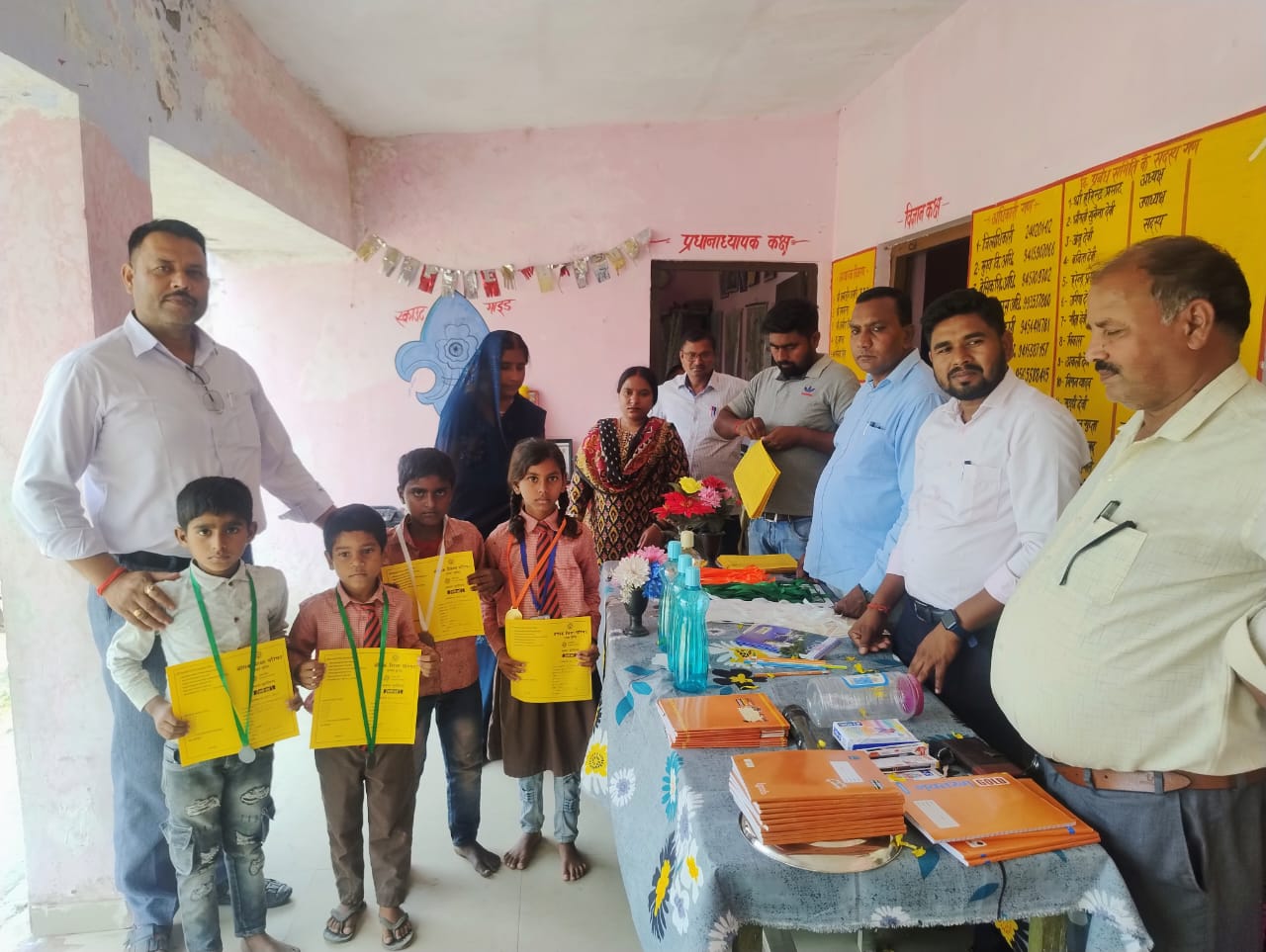 प्रतिदिन विद्यालय आने और पर्यावरण संरक्षण का संकल्प 👉 बेस्ट स्टूडेंट ऑफ द ईयर बनी अनुप्रिया कुमारी