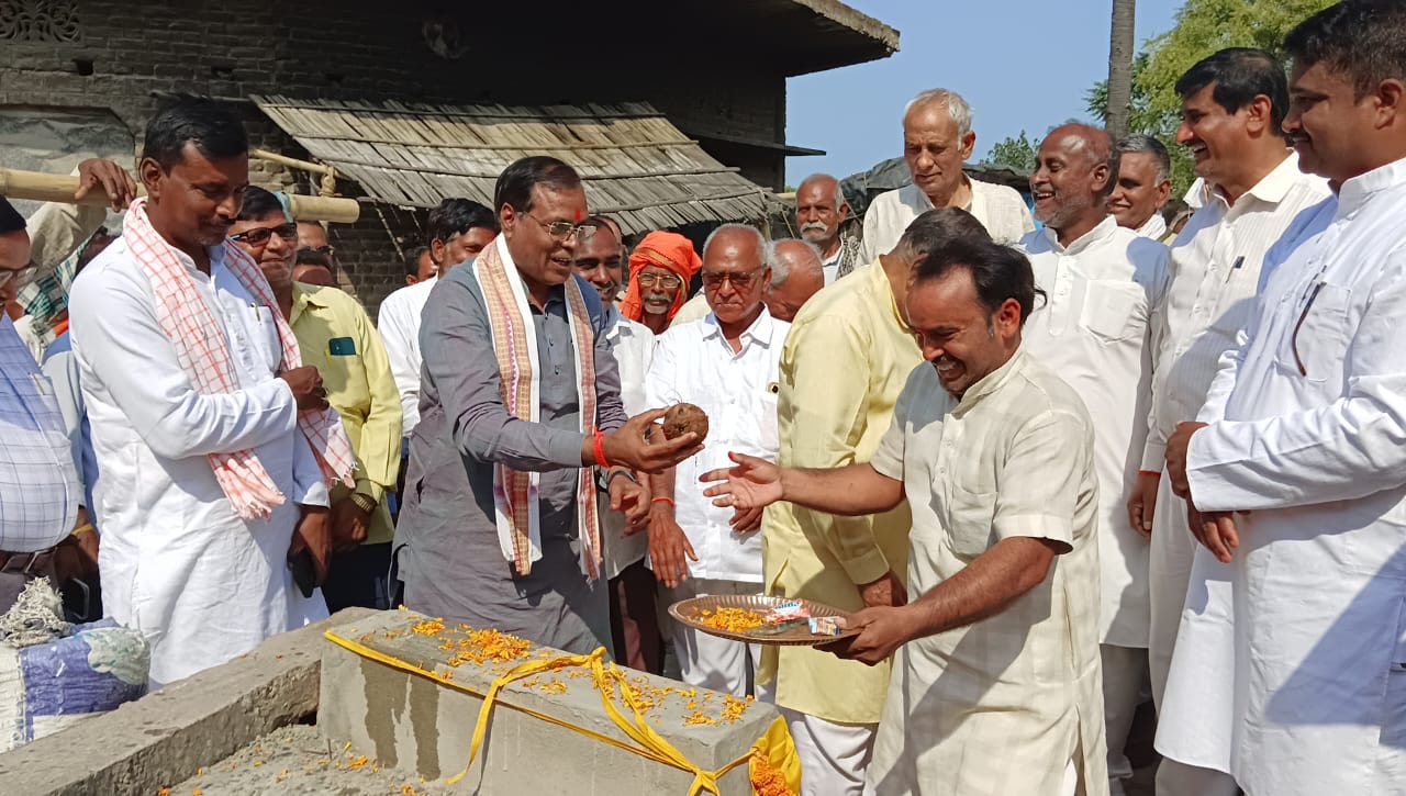 सीसी सड़क से बढ़ेगी आवागमन की सुविधा :विधायक 👉 दुमही मुसहर बस्ती में सड़क निर्माण पूर्ण, लोकार्पण में जुटे जनप्रतिनिधि 👉 सुविधा और विकास की दृष्टि से सड़क को बताया उपयोगी