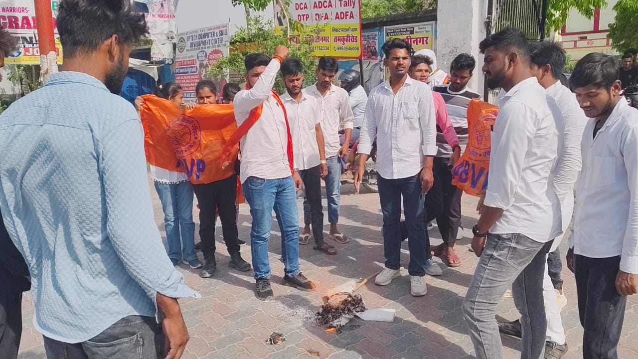 अभाविप ने पहलगाम में हुए आतंकी हमले के विरोध में आतंकवाद और पाकिस्तान का फूंका पुतला