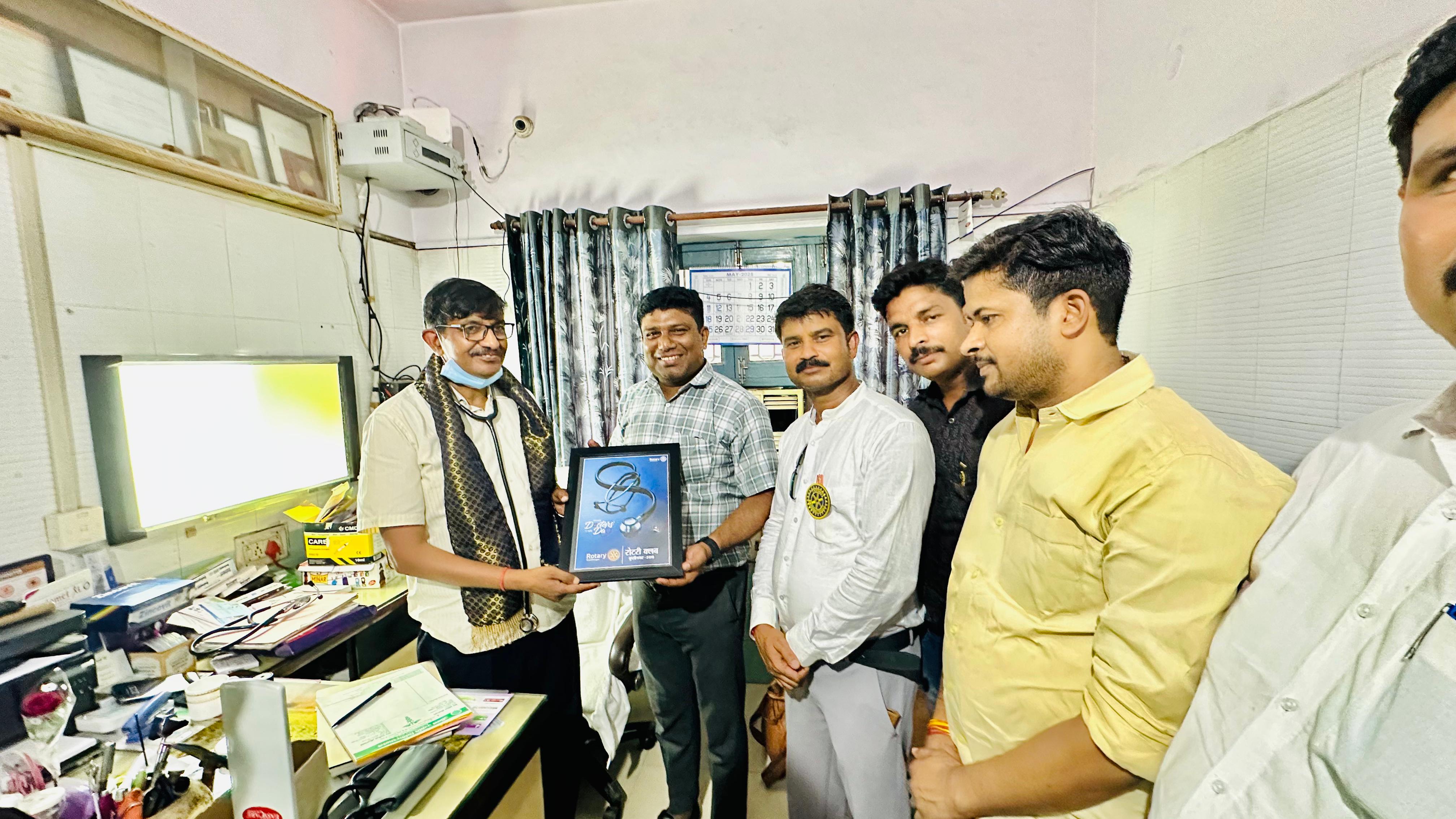 रोटरी कुशीनगर ने कसया के चिकित्सकों को नेशनल डॉक्टर्स डे पर किया सम्मानित (1) पुष्प, स्मृति चिन्ह व अंगवस्त्रम् देकर सम्मानित किया गया (2) चिकित्सकों के द्वार पहुंचे रोटेरियन