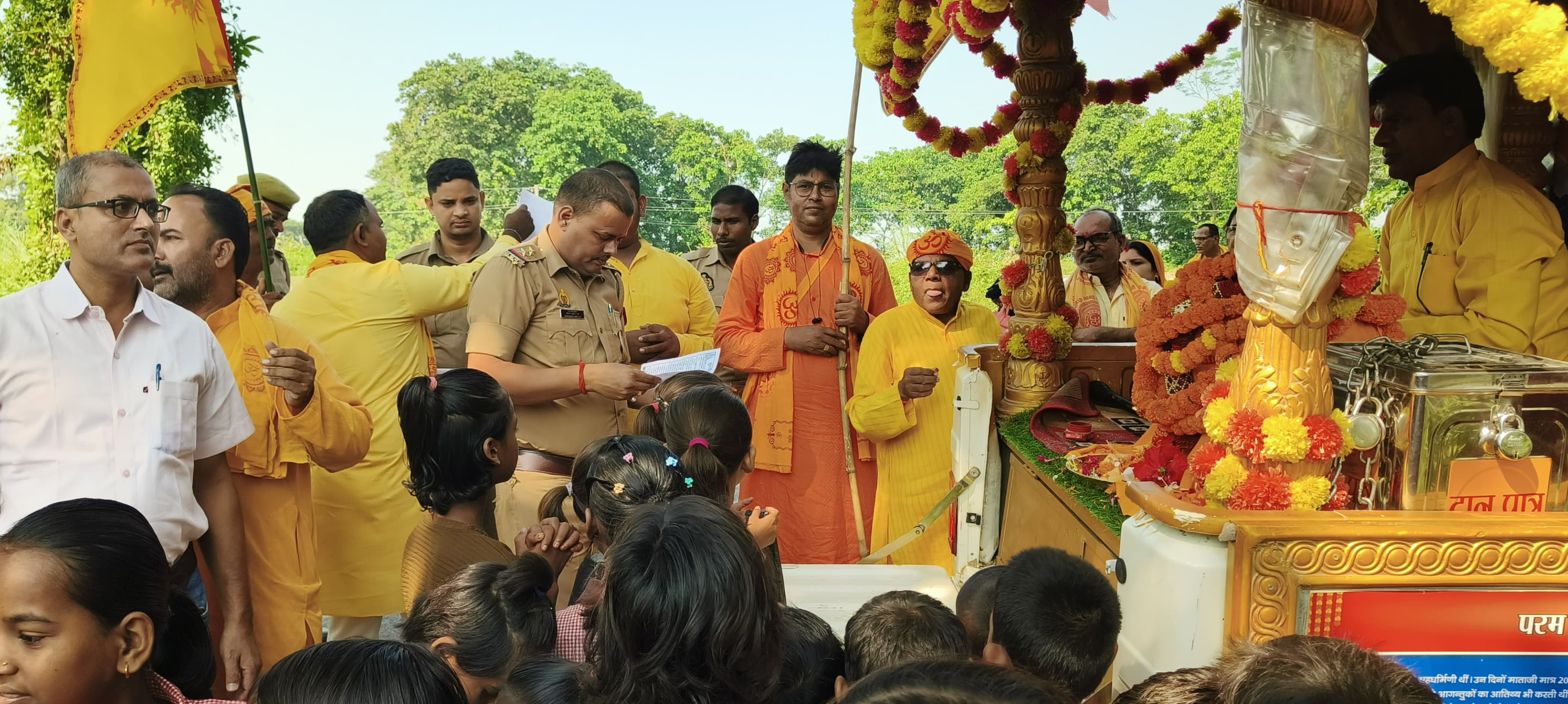 शताब्दी वर्ष की ज्योति कलश यात्रा में उमड़ा श्रद्धा का सैलाब 👉 विद्यालयों, मंदिरों व चौक-चौराहों पर हुआ मंगल स्वागत 👉 एसओ धीरेंद्र राय बोले यह यात्रा मानवता व आत्मशुद्धि का देती है संदेश