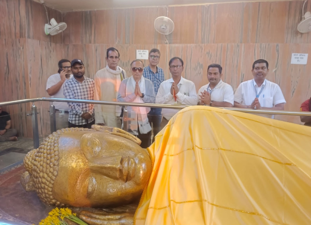 रेलवे बोर्ड नई दिल्ली के एडिशनल सेक्रेटरी ने किया महापरिनिर्वाण बुद्ध मन्दिर का दर्शन, चढ़ाया चीवर