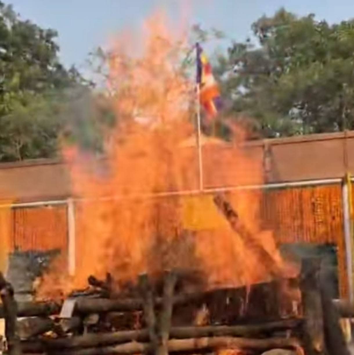 बौद्ध धर्म गुरू भदन्त ज्ञानेश्वर का पार्थिव शरीर हुआ पंच तत्व में विलीन  👉 अन्तिम विदाई यात्रा के दौरान शामिल हुए हजारों लोग 👉 यात्रा के दौरान जगह जगह पुष्प वर्षा के साथ लोगों ने दी श्रद्धांजलि 👉 कुशीनगर विधायक पीएन पाठक, सांसद बाबू सिंह कुशव...