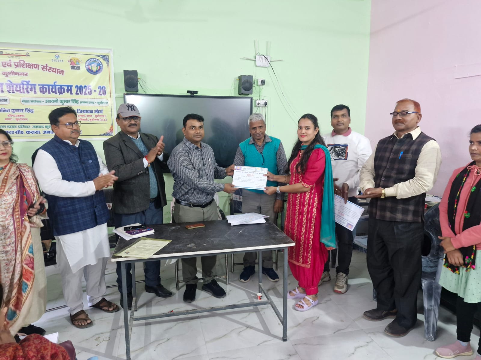 एसडीएम ने शिक्षकों को दिया प्रशस्ति पत्र 👉स्वच्छता व नामांकन में अग्रणी बना प्राथमिक विद्यालय माली टोला