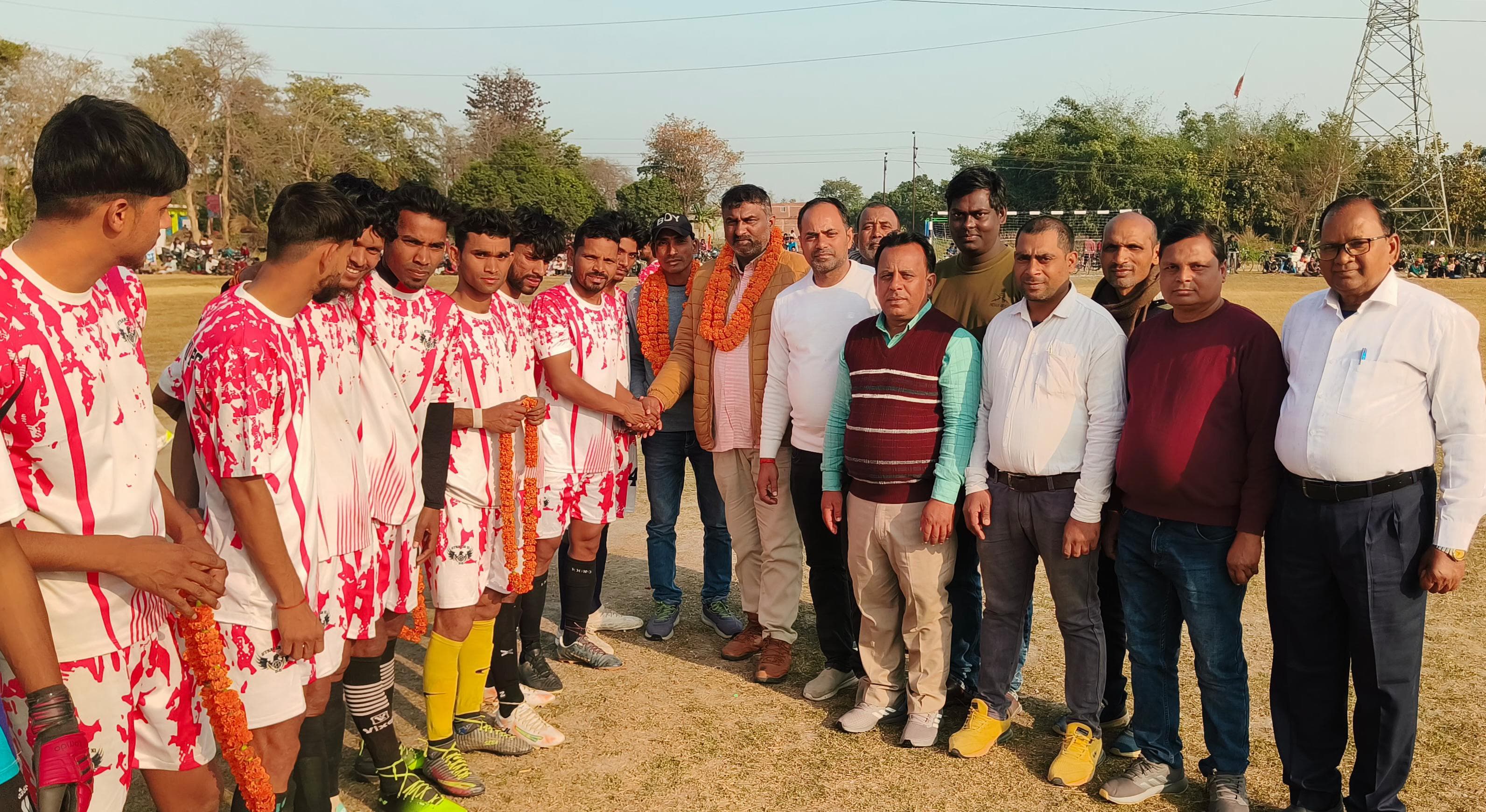 चौधरी इलेवन छपरा ने अखंड इलेवन बांसगांव को 1-0 से हराकर सेमीफाइनल में किया प्रवेश ‎👉 48वीं संजय कप आल इंडिया फुटबाल प्रतियोगिता ‎👉 43वें मिनट में प्रिंस के गोल से तय हुई जीत ‎