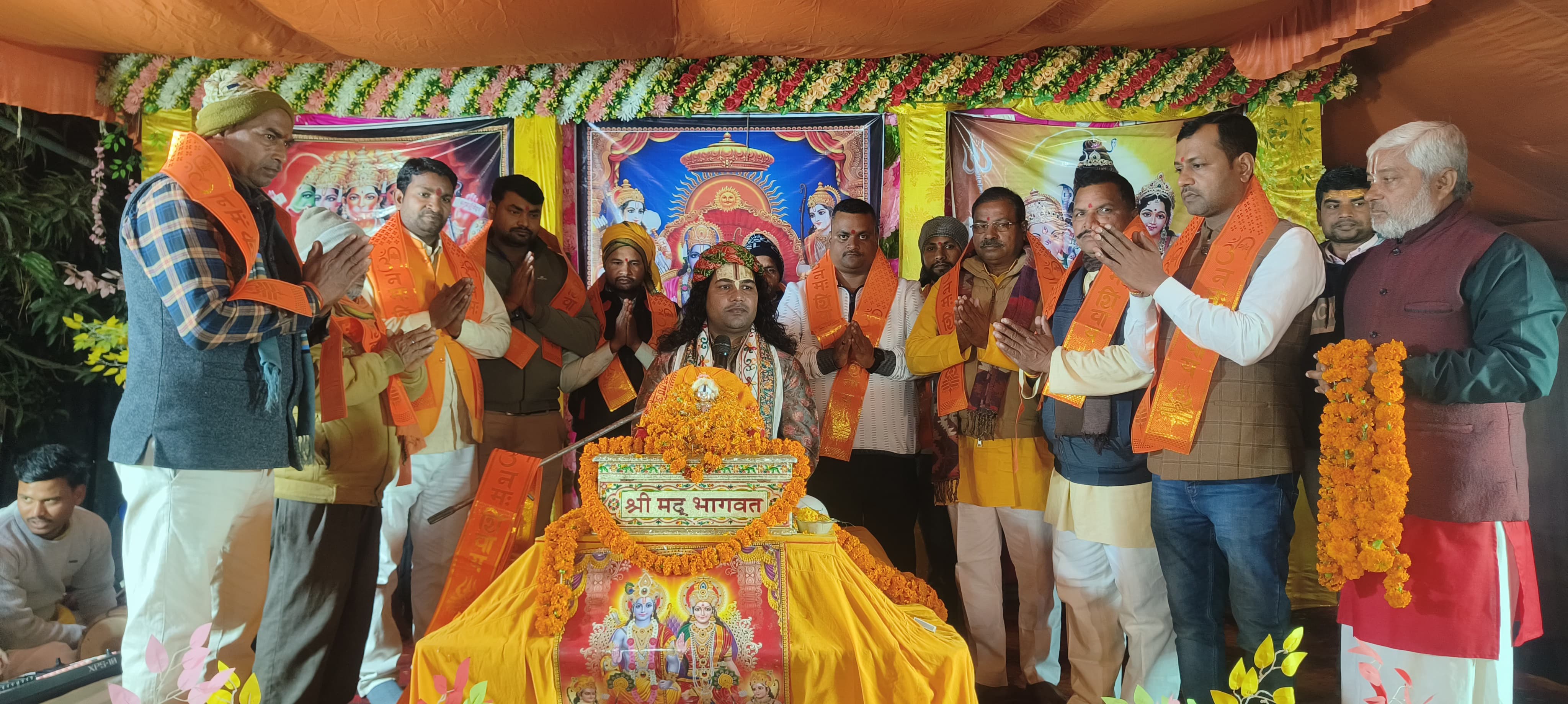 वैदिक मंत्रोच्चार के बीच राम दरबार व पंचमुखी हनुमान की प्राण प्रतिष्ठा संपन्न ‎👉 प्रतिमाओं की स्थापना जयकारों से गूंजा वातावरण ‎👉 गुलाल-अबीर व पुष्पवर्षा से माहौल हुआ भक्तिमय